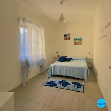 Sisters' House, Free Parking Place *